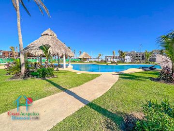 Casa en renta con 3 recámaras y jardín privado. Incluye mantenimiento