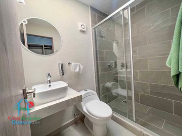 Casa en renta con 3 recámaras y jardín privado. Incluye mantenimiento