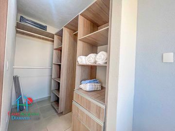 Casa en renta con 3 recámaras y jardín privado. Incluye mantenimiento