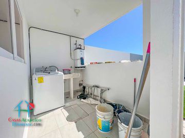 Casa en renta con 3 recámaras y jardín privado. Incluye mantenimiento