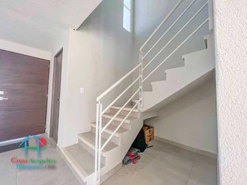 Casa en renta con 3 recámaras y jardín privado. Incluye mantenimiento