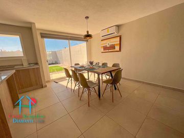 Casa en renta con 3 recámaras y jardín privado. Incluye mantenimiento