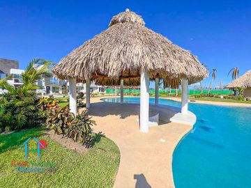 Casa en renta con 3 recámaras y jardín privado. Incluye mantenimiento