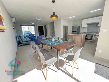 Casa en renta con 3 recámaras y jardín privado. Incluye mantenimiento