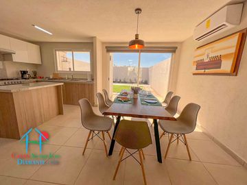 Casa en renta con 3 recámaras y jardín privado. Incluye mantenimiento