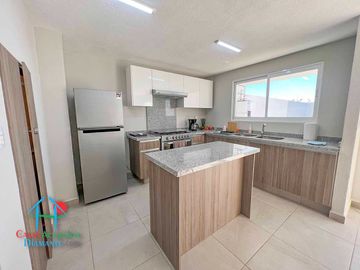 Casa en renta con 3 recámaras y jardín privado. Incluye mantenimiento