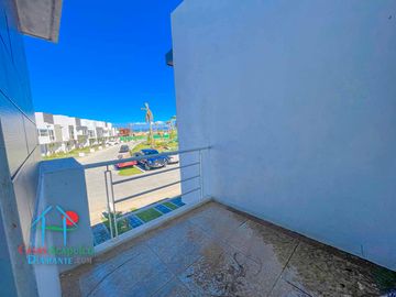 Casa en renta con 3 recámaras y jardín privado. Incluye mantenimiento