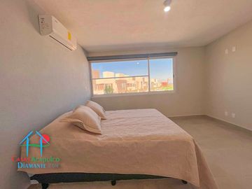 Casa en renta con 3 recámaras y jardín privado. Incluye mantenimiento