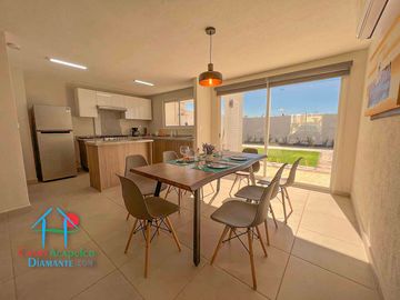 Casa en renta con 3 recámaras y jardín privado. Incluye mantenimiento
