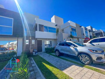 Casa en renta con 3 recámaras y jardín privado. Incluye mantenimiento