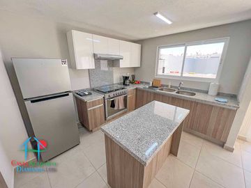 Casa en renta con 3 recámaras y jardín privado. Incluye mantenimiento