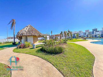 Casa en renta con 3 recámaras y jardín privado. Incluye mantenimiento