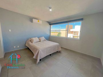 Casa en renta con 3 recámaras y jardín privado. Incluye mantenimiento