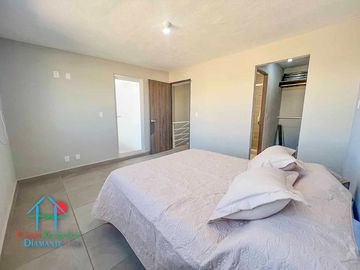 Casa en renta con 3 recámaras y jardín privado. Incluye mantenimiento