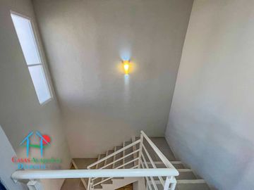 Casa en renta con 3 recámaras y jardín privado. Incluye mantenimiento