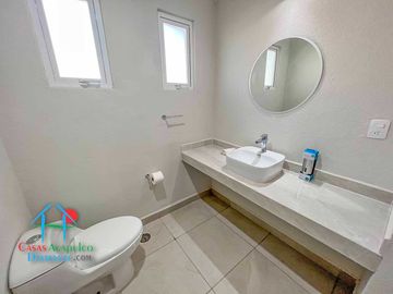 Casa en renta con 3 recámaras y jardín privado. Incluye mantenimiento
