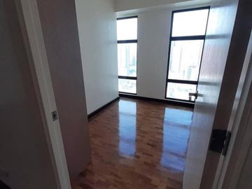 For Rent to own condo in condominium penthouse unit in makati ayala avenue city area metropolitan dela rosa kings court near pasongtamo chino roces co