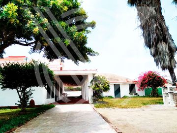 SE VENDE COMO TERRENO PARA  PROYECTO O CONDOMINIO DE  2,584 m². ¡CAMPO Y PLAYA !...