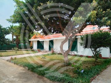 SE VENDE COMO TERRENO PARA  PROYECTO O CONDOMINIO DE  2,584 m². ¡CAMPO Y PLAYA !...