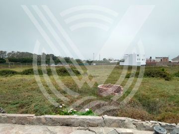 SE VENDE COMO TERRENO PARA  PROYECTO O CONDOMINIO DE  2,584 m². ¡CAMPO Y PLAYA !...