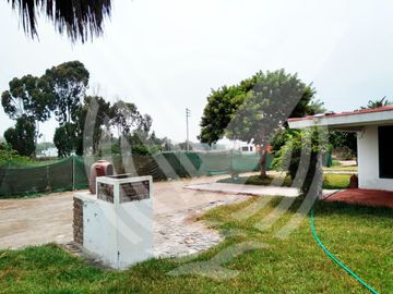 SE VENDE COMO TERRENO PARA  PROYECTO O CONDOMINIO DE  2,584 m². ¡CAMPO Y PLAYA !...