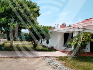 SE VENDE COMO TERRENO PARA  PROYECTO O CONDOMINIO DE  2,584 m². ¡CAMPO Y PLAYA !...