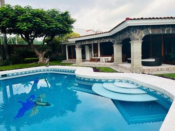 EN VENTA LUJOSA CASA EN PRIVADA DE LEÑEROS CON VIGILANCIA, COL. VISTA HERMOSA, CUERNAVACA MOR.