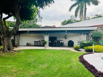 EN VENTA LUJOSA CASA EN PRIVADA DE LEÑEROS CON VIGILANCIA, COL. VISTA HERMOSA, CUERNAVACA MOR.
