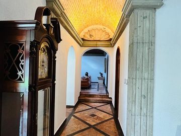 EN VENTA LUJOSA CASA EN PRIVADA DE LEÑEROS CON VIGILANCIA, COL. VISTA HERMOSA, CUERNAVACA MOR.