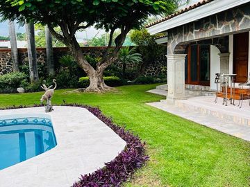 EN VENTA LUJOSA CASA EN PRIVADA DE LEÑEROS CON VIGILANCIA, COL. VISTA HERMOSA, CUERNAVACA MOR.