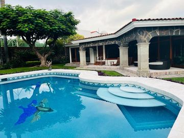 EN VENTA LUJOSA CASA EN PRIVADA DE LEÑEROS CON VIGILANCIA, COL. VISTA HERMOSA, CUERNAVACA MOR.