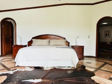 EN VENTA LUJOSA CASA EN PRIVADA DE LEÑEROS CON VIGILANCIA, COL. VISTA HERMOSA, CUERNAVACA MOR.