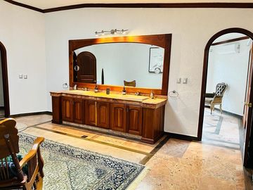EN VENTA LUJOSA CASA EN PRIVADA DE LEÑEROS CON VIGILANCIA, COL. VISTA HERMOSA, CUERNAVACA MOR.