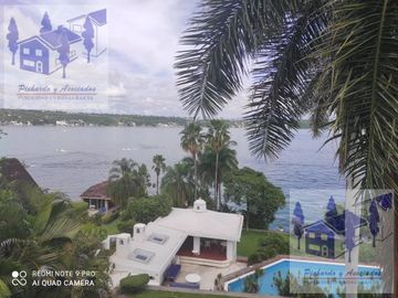 Casa en Venta en Tequesquitengo Morelos Estilo Arabe Mediterraneo a orilla del lago