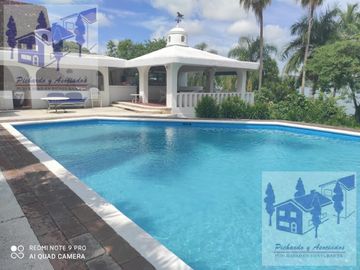 Casa en Venta en Tequesquitengo Morelos Estilo Arabe Mediterraneo a orilla del lago