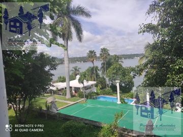 Casa en Venta en Tequesquitengo Morelos Estilo Arabe Mediterraneo a orilla del lago