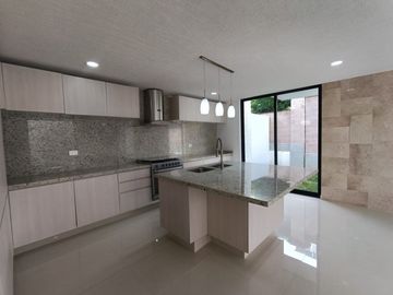 CASA EN VENTA DE 4 RECÁMARAS EN LOMAS DE ANGELÓPOLIS III, CLUSTER ZACATECAS.
