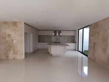CASA EN VENTA DE 4 RECÁMARAS EN LOMAS DE ANGELÓPOLIS III, CLUSTER ZACATECAS.