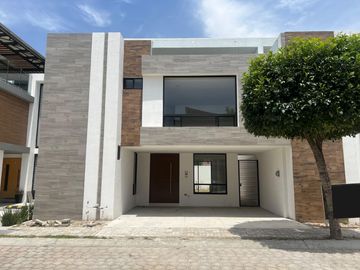 CASA EN VENTA DE 4 RECÁMARAS EN LOMAS DE ANGELÓPOLIS III, CLUSTER ZACATECAS.