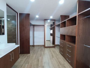 CASA EN VENTA DE 4 RECÁMARAS EN LOMAS DE ANGELÓPOLIS III, CLUSTER ZACATECAS.