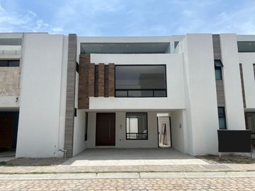 CASA EN VENTA DE 4 RECÁMARAS EN LOMAS DE ANGELÓPOLIS III, CLUSTER ZACATECAS.