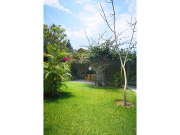¡Casa Ecológica de Ensueño con Laguna, Piscina y Campo de Padel!
