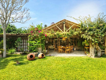 ¡Casa Ecológica de Ensueño con Laguna, Piscina y Campo de Padel!