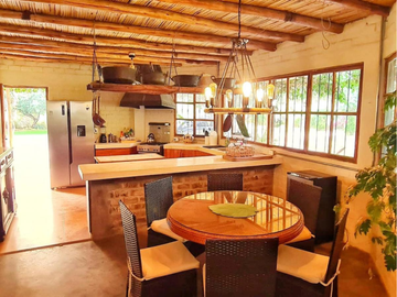 ¡Casa Ecológica de Ensueño con Laguna, Piscina y Campo de Padel!