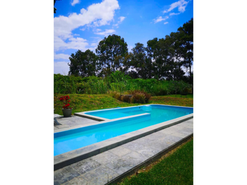 ¡Casa Ecológica de Ensueño con Laguna, Piscina y Campo de Padel!