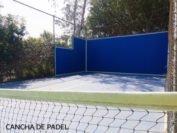 ¡Casa Ecológica de Ensueño con Laguna, Piscina y Campo de Padel!