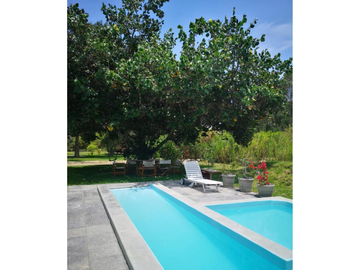 ¡Casa Ecológica de Ensueño con Laguna, Piscina y Campo de Padel!