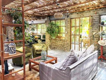 ¡Casa Ecológica de Ensueño con Laguna, Piscina y Campo de Padel!