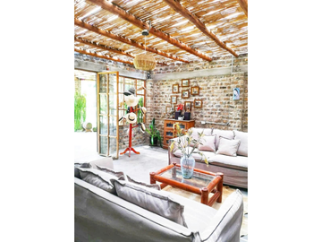 ¡Casa Ecológica de Ensueño con Laguna, Piscina y Campo de Padel!