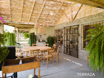 ¡Casa Ecológica de Ensueño con Laguna, Piscina y Campo de Padel!